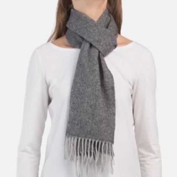New CHRISTINA CHITI Grey Herringbone Fringed Wool Cashmere Scarf Made in Italy - Picture 1 of 10